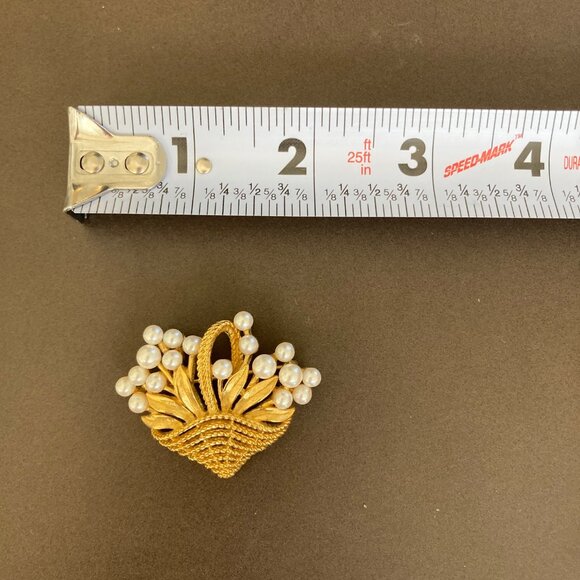 Trifari Vintage Brooch Granny Core Signed Faux Pearls Gold Tone Flowers Pin - Picture 5 of 9